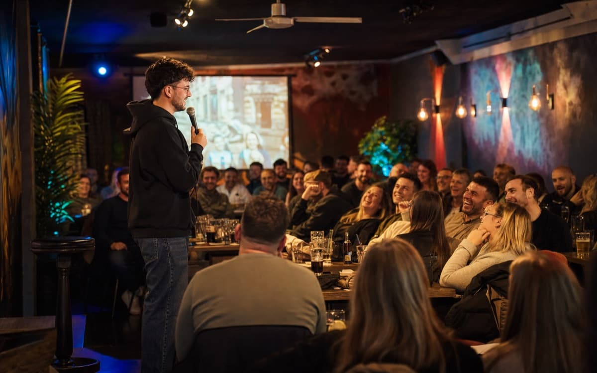 Eventbereich der Lightning Sportsbar für Comedy-Abende