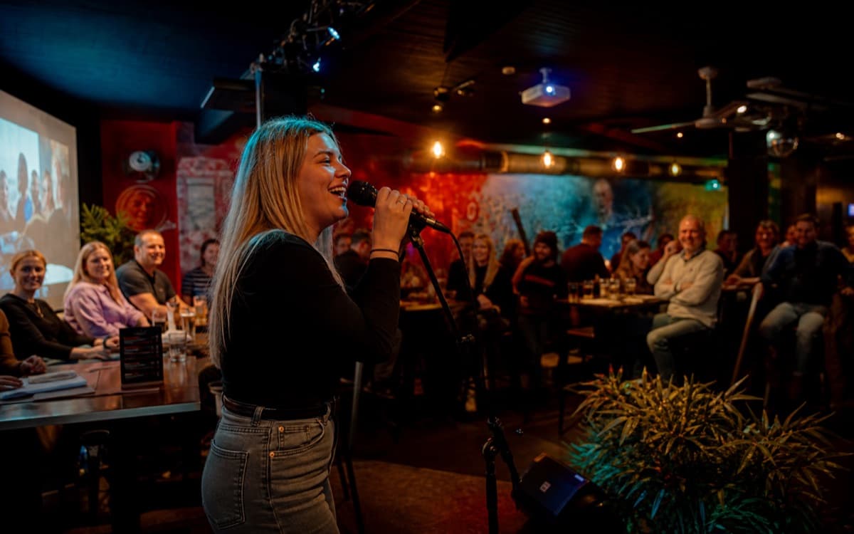 Karaoke- und Eventabend in der Lightning Sportsbar