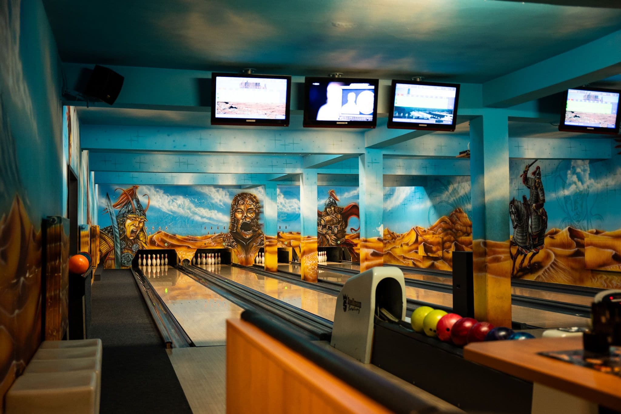 Gruppen und Familien beim Bowling in der Lightning Sportsbar