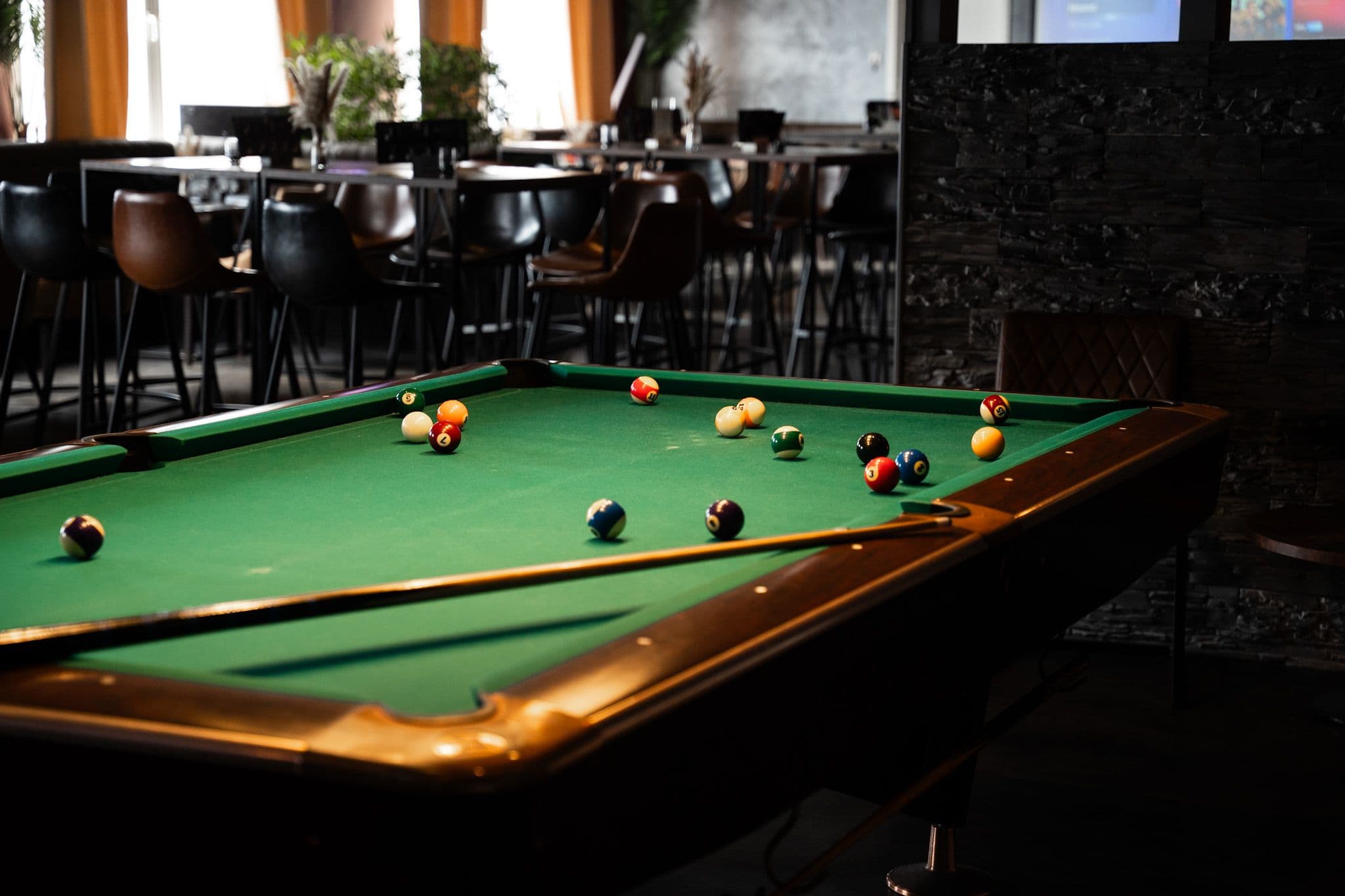 Spielbereich mit Dartboards und Billard