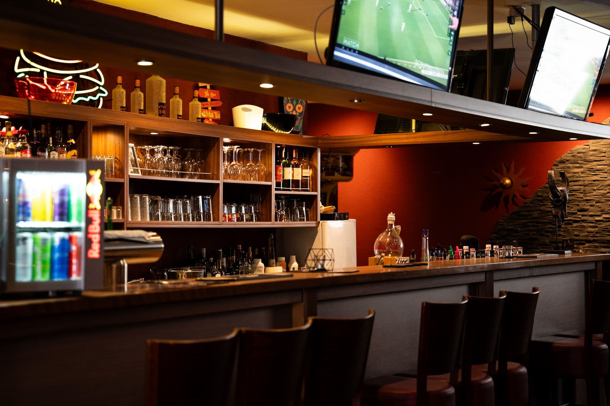 Barbereich der Lightning Sportsbar — Bühne für die Comedy Night