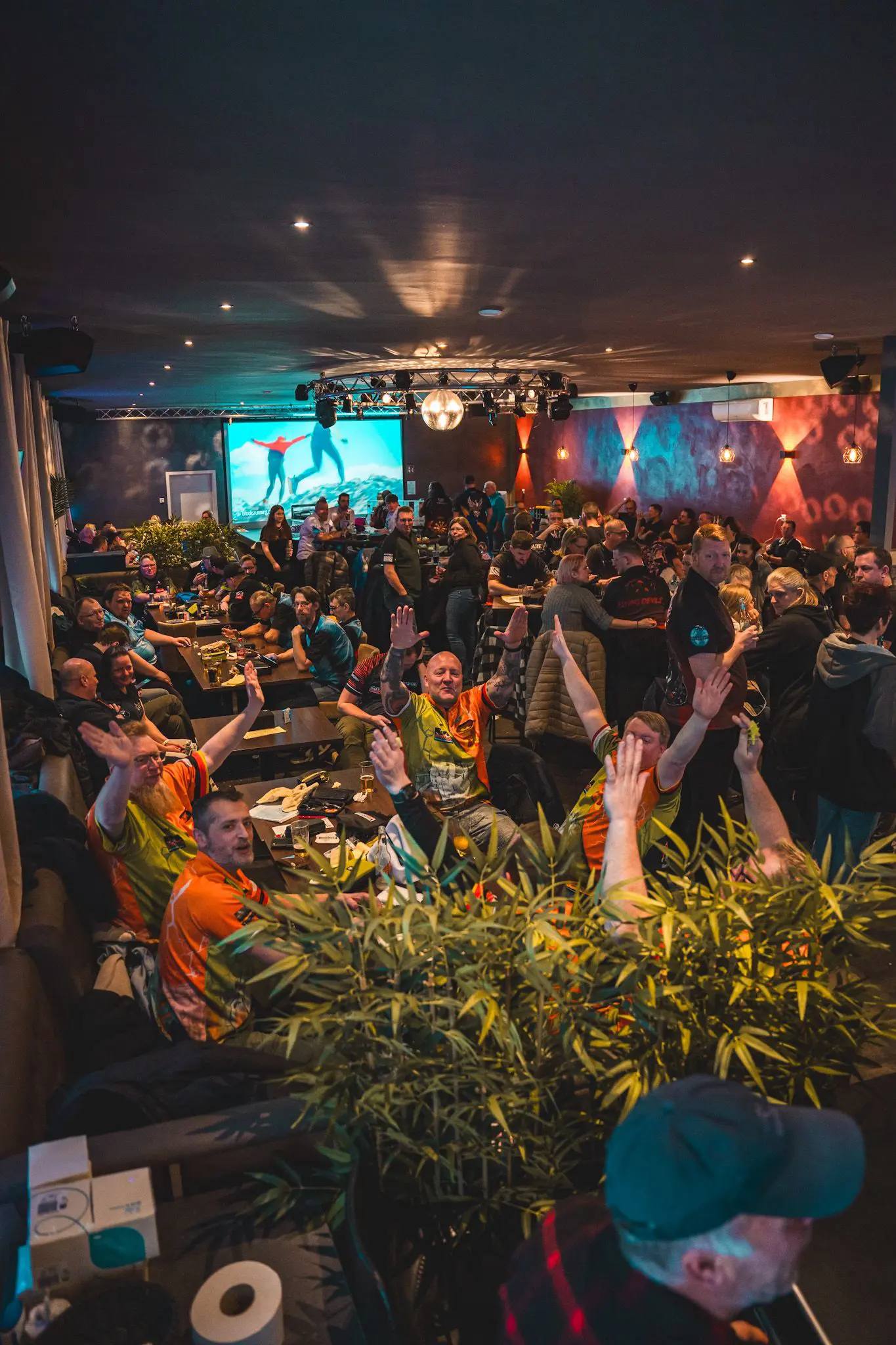 Sportsbar Atmosphäre mit Bowling und Live-Sport