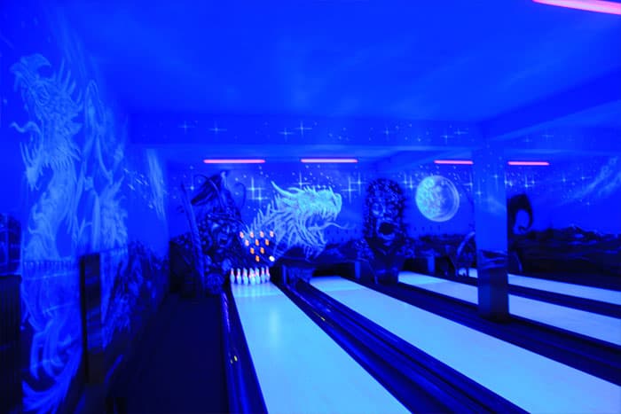 Kinder feiern Geburtstag auf der Bowlingbahn der Lightning Sportsbar