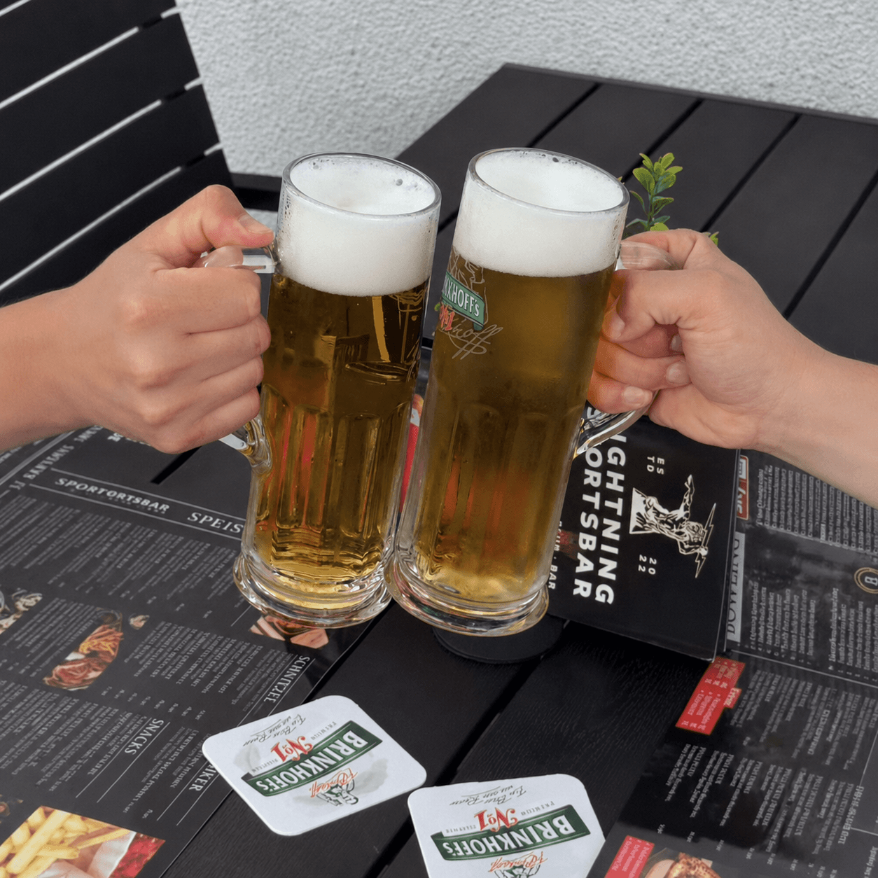 Biergarten der Lightning Sportsbar Lüdinghausen mit Sitzplätzen an der frischen Luft